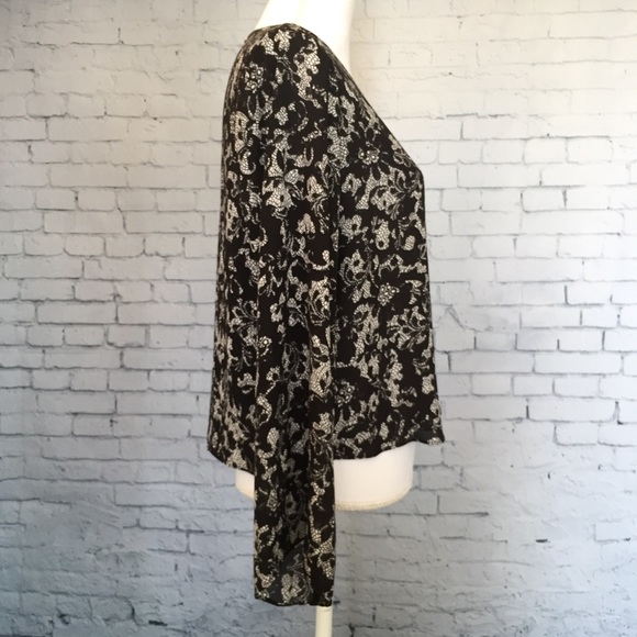 Vince Camuto Printed Bell Sleeve Blouse Size Small - Picture 7 of 8